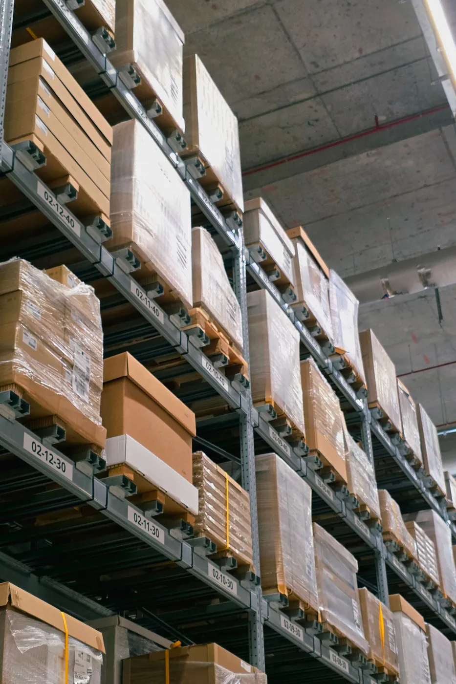 Distribution warehouse shelving